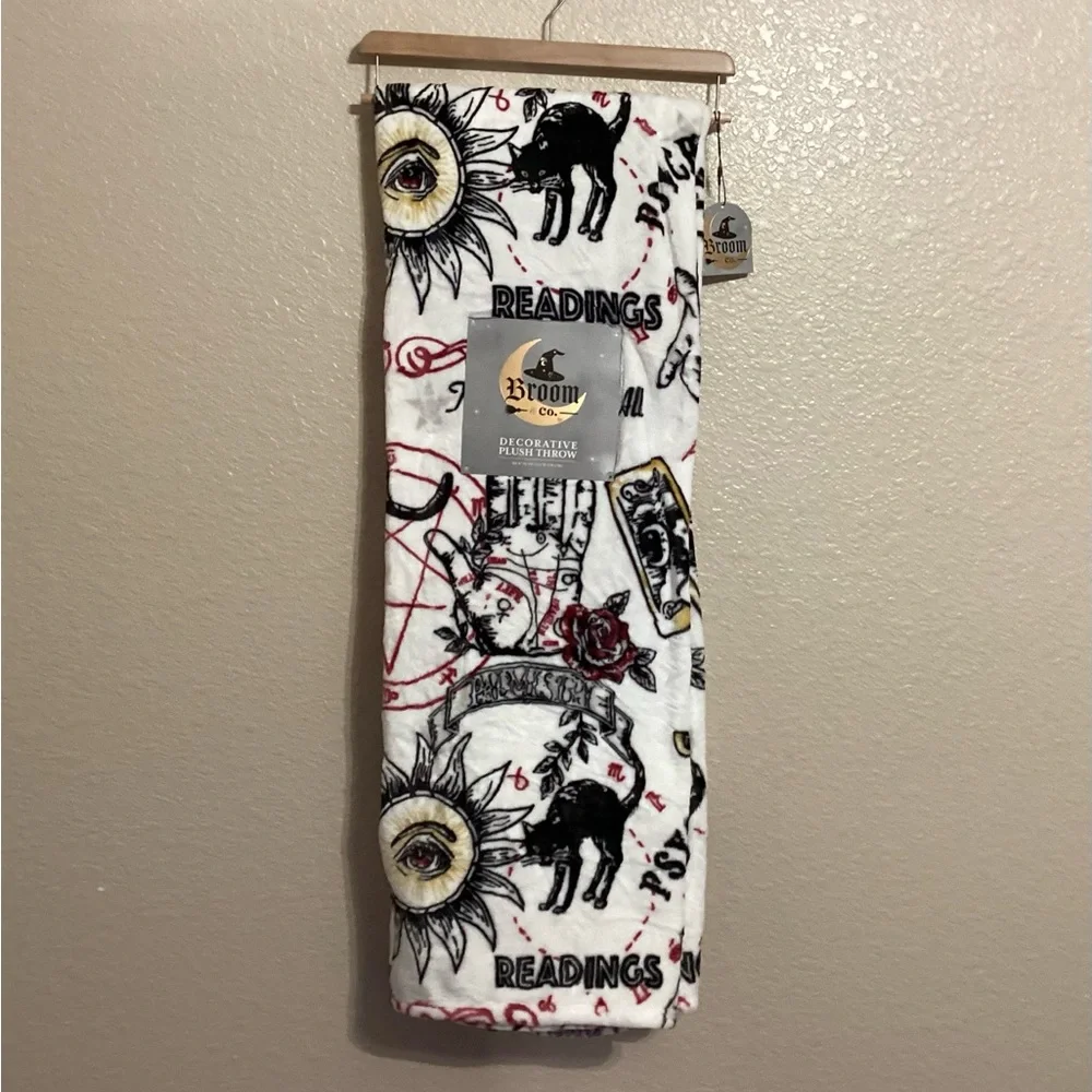 Black & White Palm Readings Plush Throw.  NWT  50” x 70”
